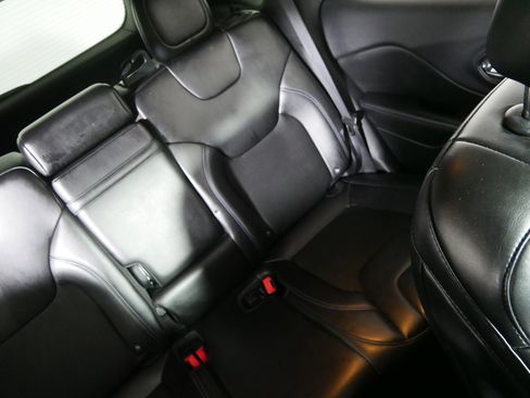 Used 2019 Jeep Cherokee Latitude Plus image 14