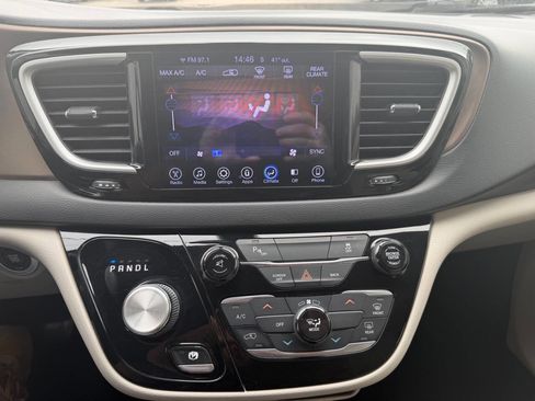 Used 2017 Chrysler Pacifica Touring image 20