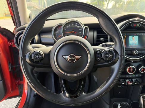 Used 2020 MINI Cooper 4-Door Hardtop w/ Premium Package FWD image 17