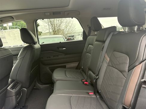 New 2025 Nissan Pathfinder Platinum image 17