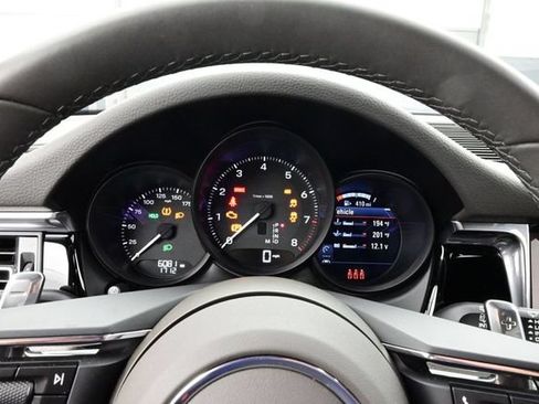 Certified 2025 Porsche Macan AWD/4WD image 9