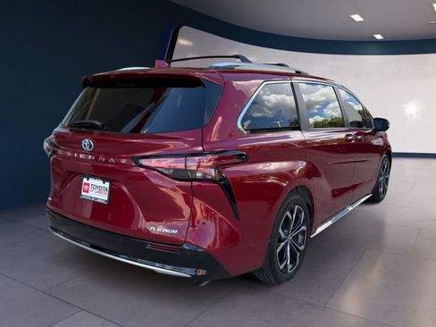 Used 2025 Toyota Sienna Platinum FWD image 5