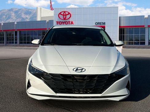 Used 2022 Hyundai Elantra SEL w/ Preferred Accessory Package FWD image 2