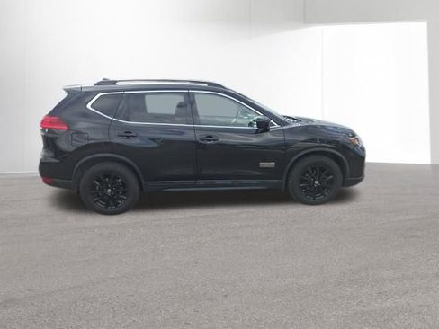Used 2017 Nissan Rogue SV image 5