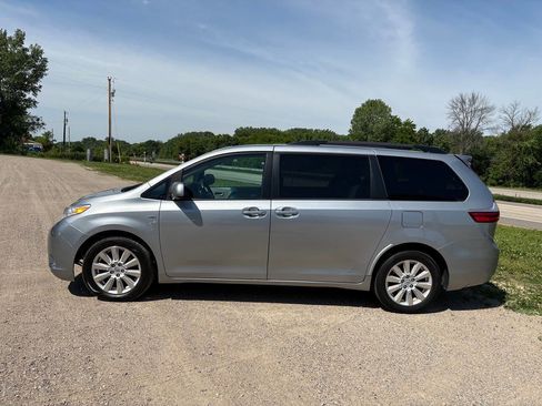 Used 2017 Toyota Sienna XLE Premium AWD/4WD image 4