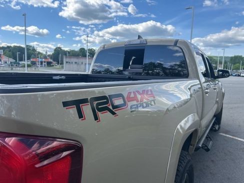 Used 2018 Toyota Tacoma TRD Sport AWD/4WD image 17