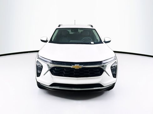 Used 2025 Chevrolet Trax LT image 2