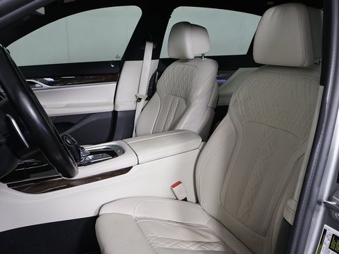 Used 2022 BMW 750i xDrive w/ M Sport Package AWD/4WD image 31
