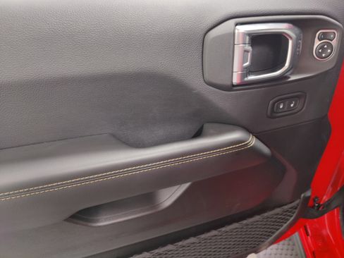 Used 2025 Jeep Wrangler Unlimited Sahara image 23