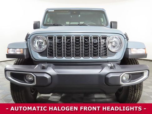 Used 2025 Jeep Gladiator Sport image 2