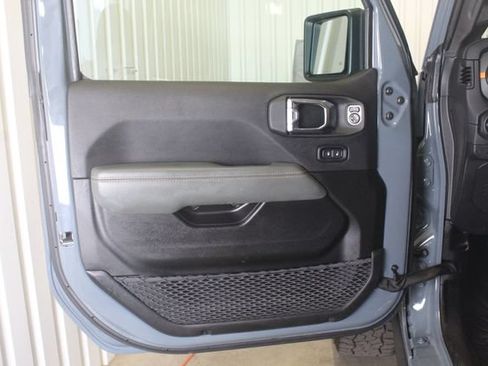 Used 2025 Jeep Gladiator Mojave AWD/4WD image 9