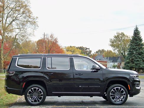 Used 2022 Jeep Grand Wagoneer Series III w/ Rear Seat Video Group 1 image 8