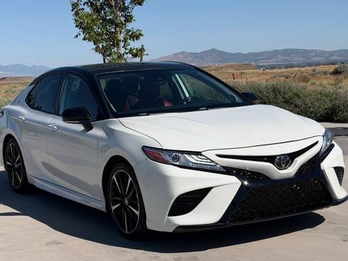 Used 2020 Toyota Camry XSE FWD image 3