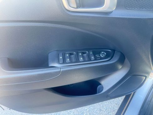 Used 2025 Hyundai Venue SEL image 18