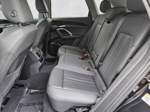 Used 2025 Audi Q5 Premium w/ Convenience Package AWD/4WD image 21