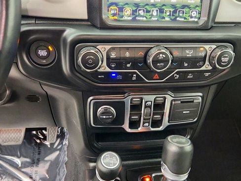 Used 2022 Jeep Wrangler Unlimited Sahara AWD/4WD image 17
