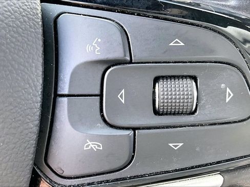 Used 2023 Buick Enclave Essence FWD image 12