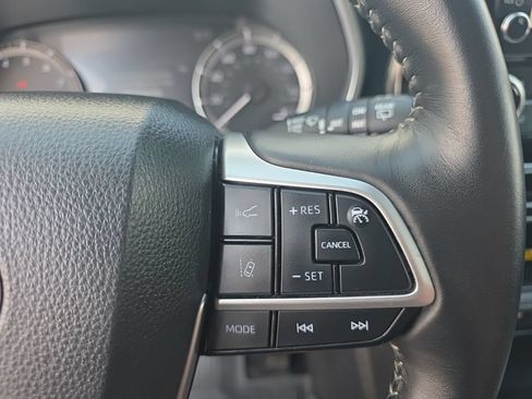 Used 2025 Toyota Highlander XLE AWD/4WD image 19