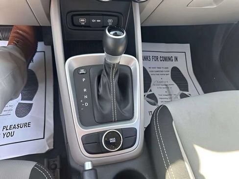 Used 2025 Hyundai Venue SEL FWD image 18
