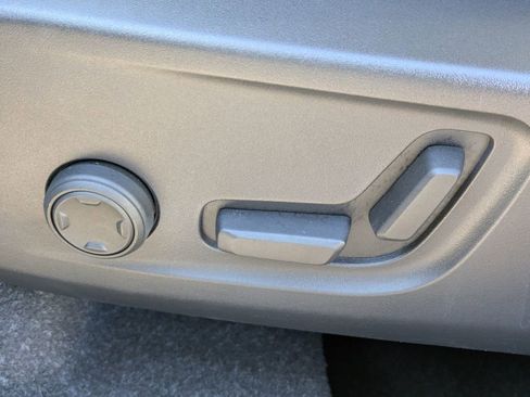 Used 2023 Volvo XC40 B5 Plus image 17