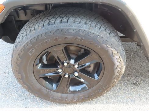 Used 2023 Jeep Wrangler Unlimited Sahara AWD/4WD image 16