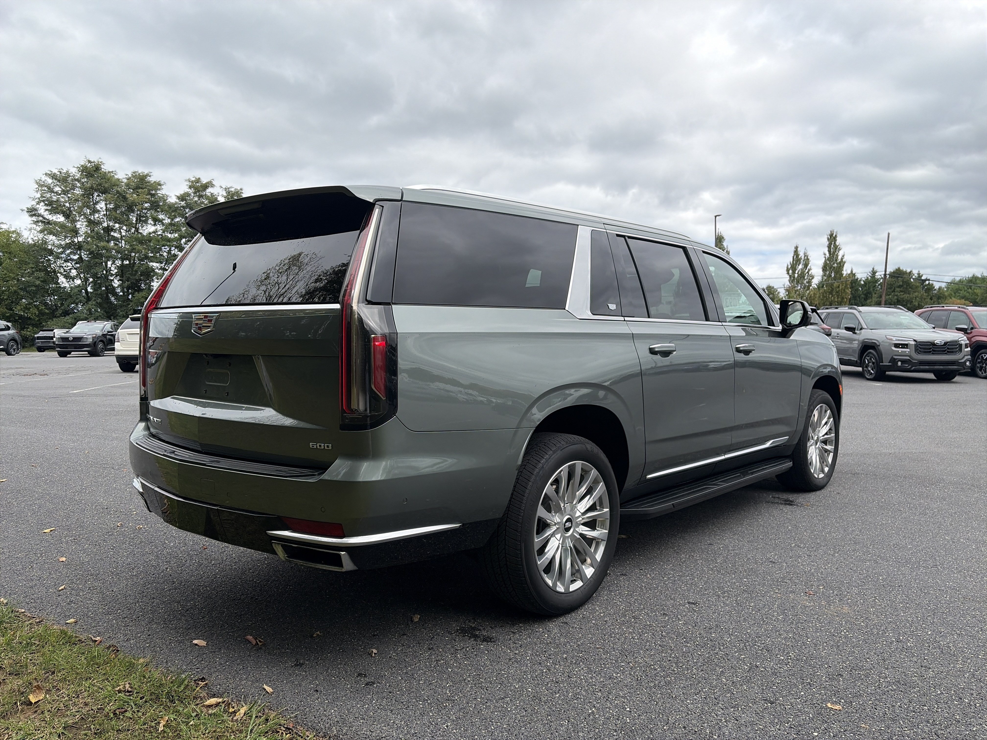 Used 2023 Cadillac Escalade ESV Premium Luxury w/ Performance Package AWD/4WD image 5