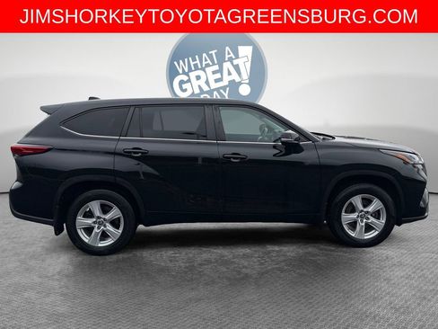 Used 2023 Toyota Highlander LE AWD/4WD image 2
