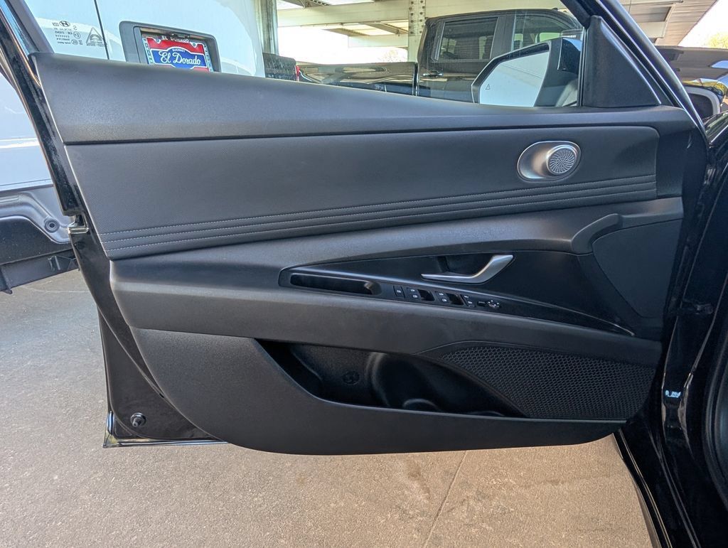 Used 2025 Hyundai Elantra SEL FWD image 16