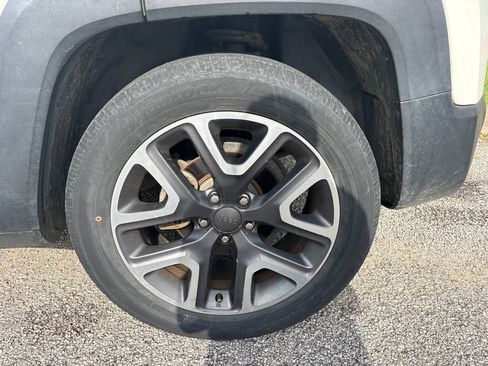 Used 2017 Jeep Renegade Latitude FWD image 24