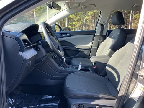 Used 2024 Volkswagen Taos SE image 16