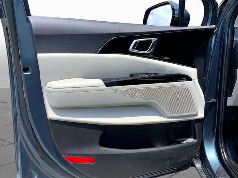 Used 2024 Kia Carnival EX FWD image 22