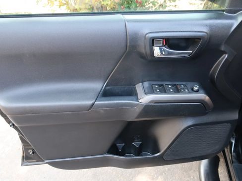 Used 2017 Toyota Tacoma TRD Sport w/ Tow Package (A/T) AWD/4WD image 19