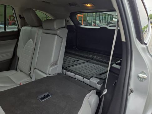 Used 2022 Toyota Highlander XLE AWD/4WD image 40