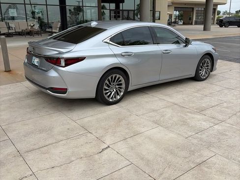 Used 2024 Lexus ES 300h Ultra Luxury w/ Accessory Package (Z2) FWD image 9