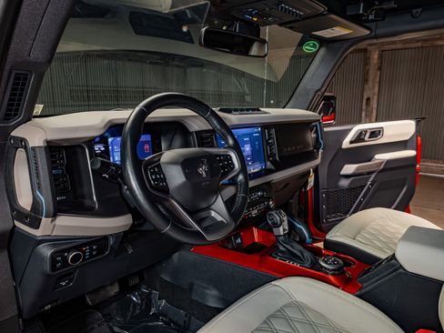 Used 2023 Ford Bronco Wildtrak image 13