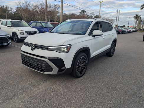 Used 2025 Volkswagen Taos SE w/ Panoramic Sunroof Package image 14