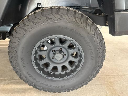 Used 2015 Jeep Wrangler Unlimited Rubicon w/ Connectivity Group AWD/4WD image 67
