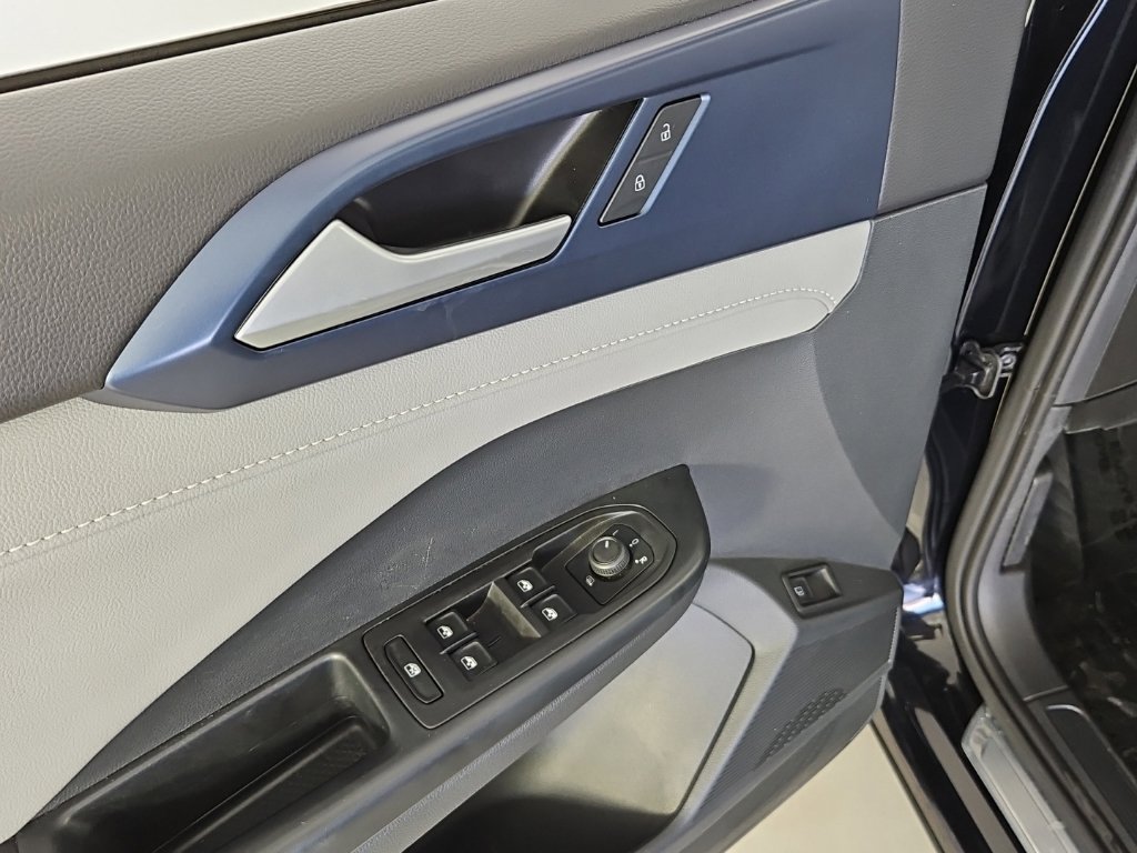 Certified 2023 Volkswagen Taos SE FWD image 12