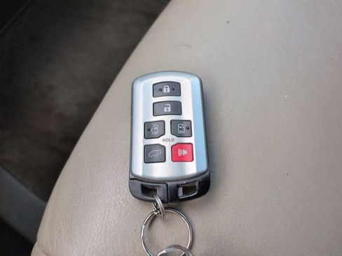 Used 2019 Toyota Sienna XLE w/ XLE Navigation Package FWD image 30