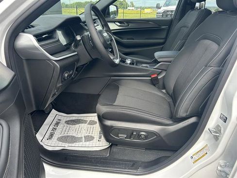 New 2025 Jeep Grand Cherokee Laredo X image 11