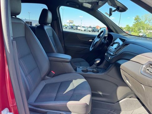 Used 2022 Chevrolet Equinox RS w/ Infotainment Package image 17