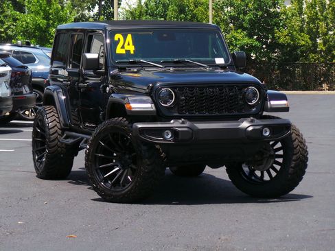Used 2024 Jeep Wrangler Unlimited Sahara w/ Technology Group AWD/4WD image 2