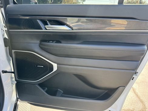 Used 2024 Jeep Wagoneer L Base image 30