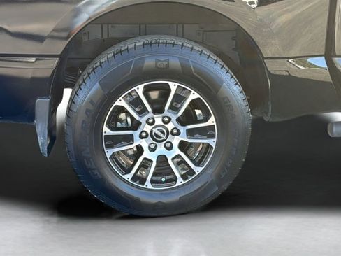Used 2024 Nissan Titan SV w/ SV Convenience Package image 17