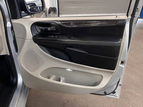 Used 2012 Chrysler Town & Country Limited w/ Luxury Group FWD image 12