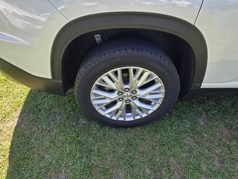 Used 2025 GMC Acadia Elevation w/ Elevation Premium Package FWD image 8
