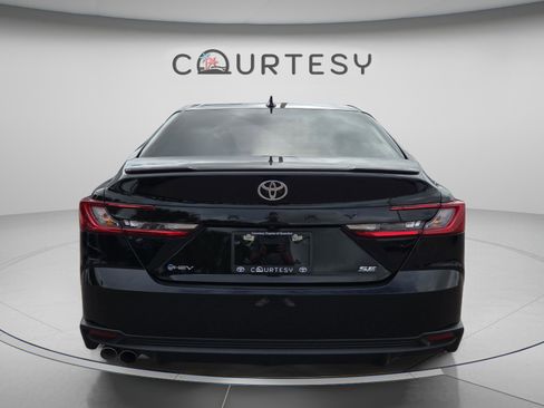 Used 2025 Toyota Camry SE FWD image 4