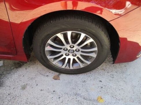 Used 2018 Toyota Sienna XLE image 12