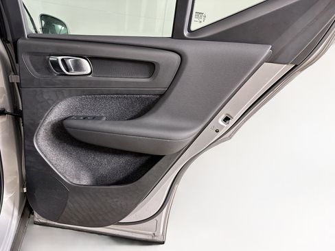 Used 2025 Volvo XC40 B5 Plus image 31