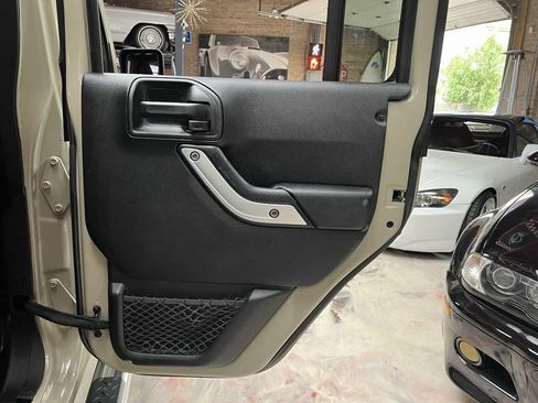 Used 2018 Jeep Wrangler Unlimited Sahara w/ Mopar Chrome Edition Group AWD/4WD image 28